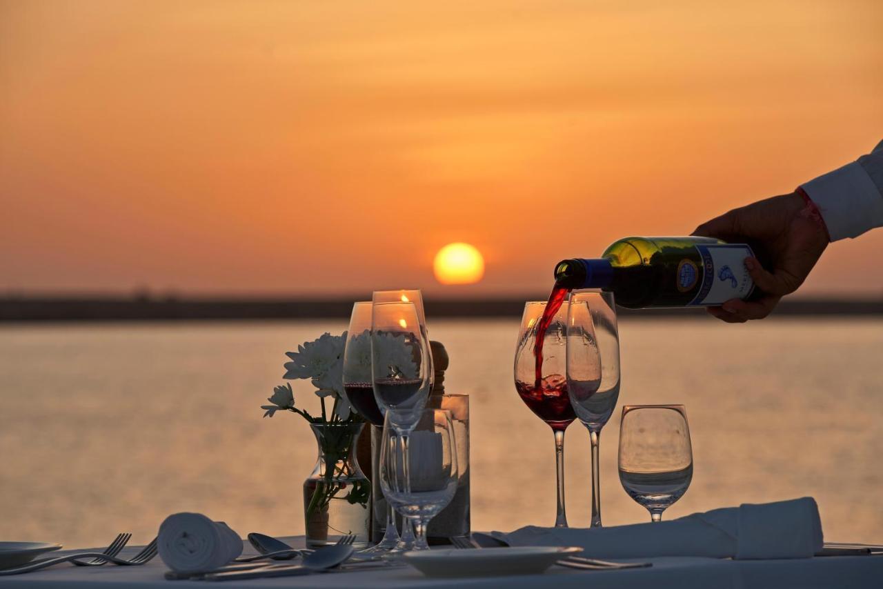 Fanar Hotel & Residences Salalah Extérieur photo Sunset dinner at the beach