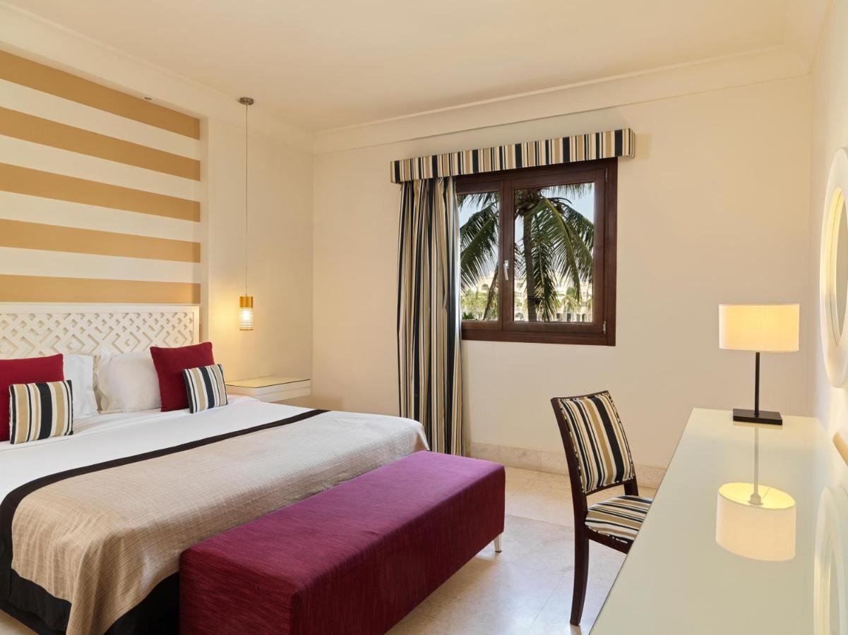 Fanar Hotel & Residences Salalah Extérieur photo A bedroom at the hotel