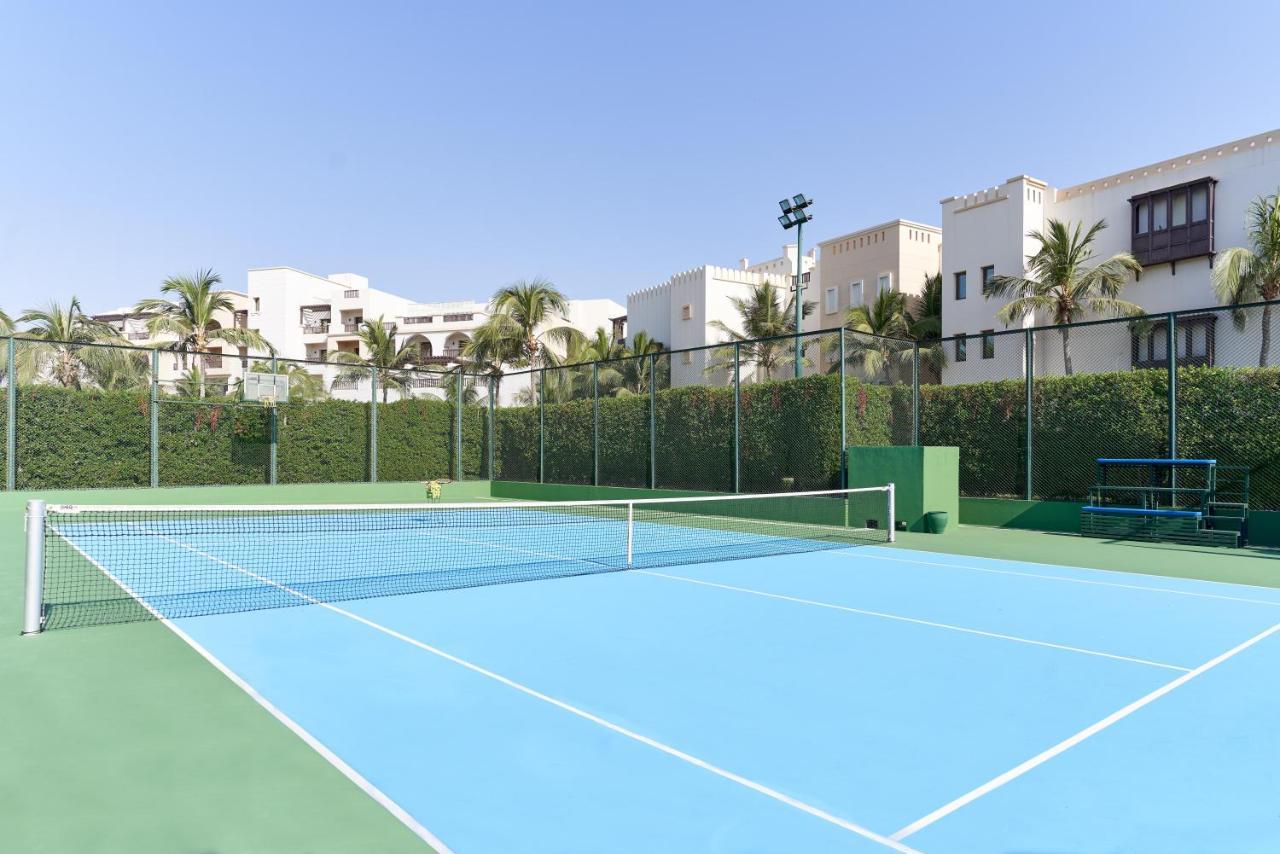 Fanar Hotel & Residences Salalah Extérieur photo Tennis court at the resort