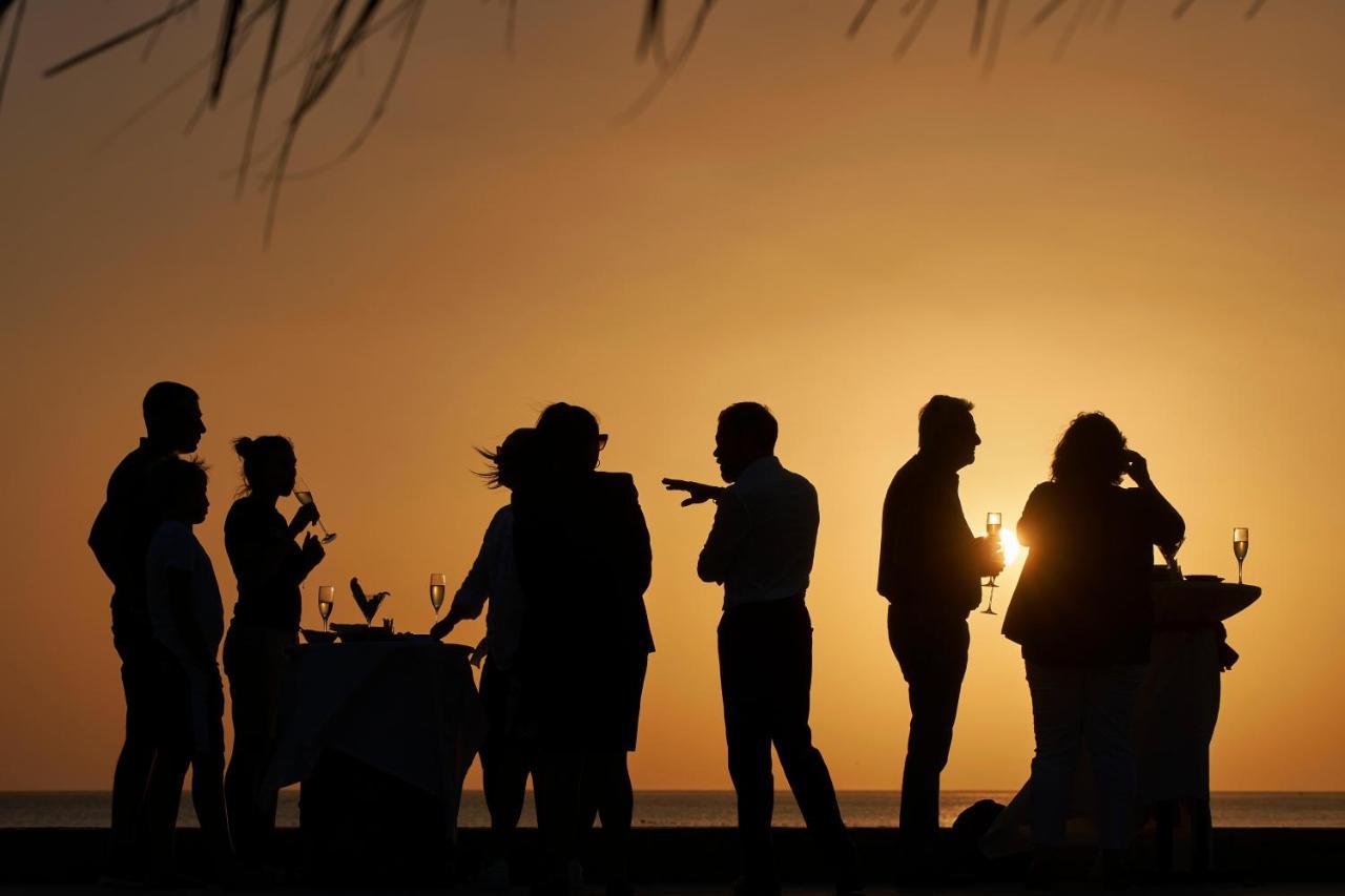 Fanar Hotel & Residences Salalah Extérieur photo Sunset at the beach