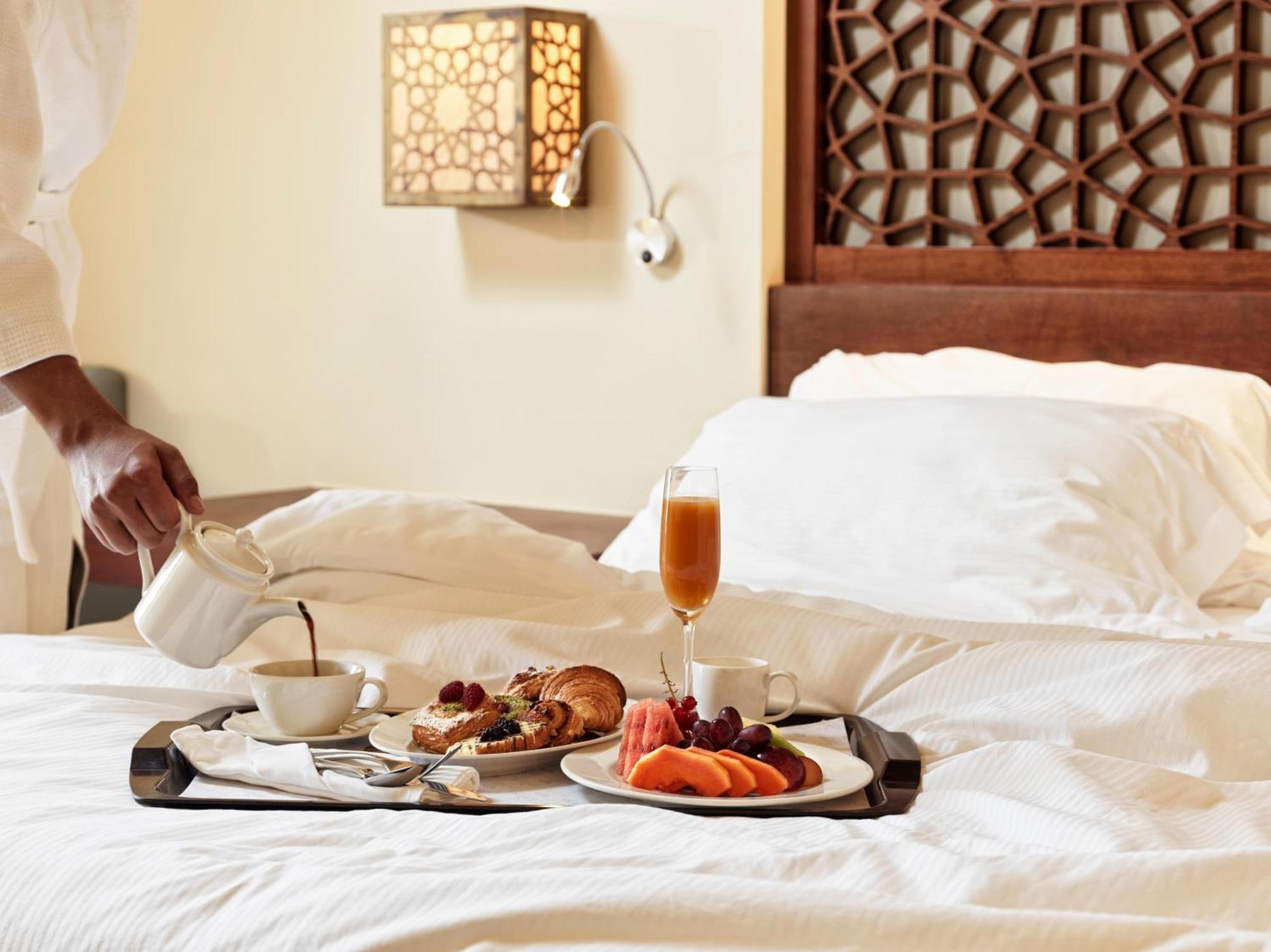Fanar Hotel & Residences Salalah Extérieur photo Room service