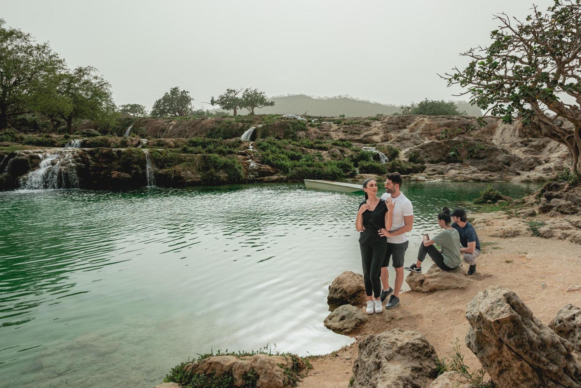 Fanar Hotel & Residences Salalah Extérieur photo Tourists at the Al-Qaraa waterfall